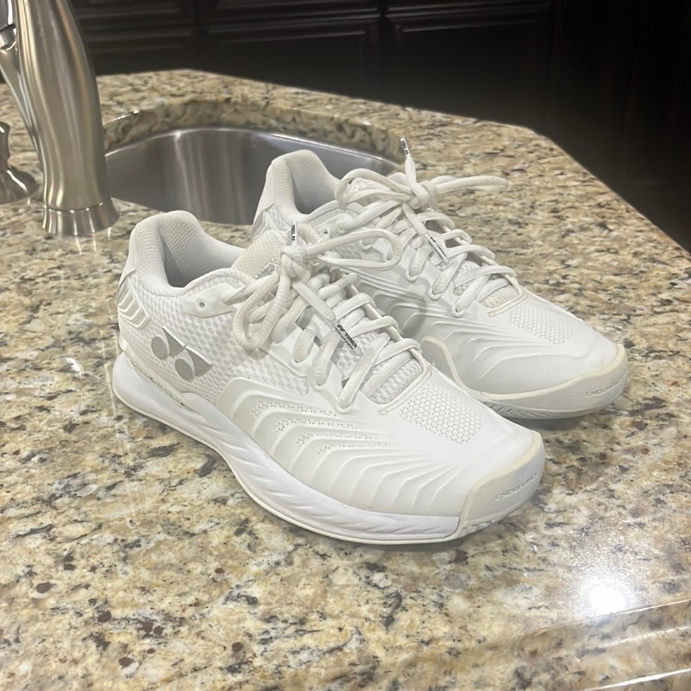Excellent condition Yonex Tennis shoes 🎾 size 7